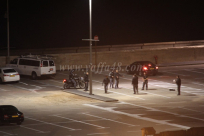  فيديو: بدلاً من تأدية واجبهم - رجال الشرطة يلعبون الكرة في مصف ميناء يافا